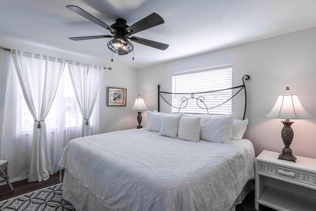 Your Tranquil Escape Is Found Directly On The Beach At The Serenity Beach Condo. Cayo Siesta Exterior foto
