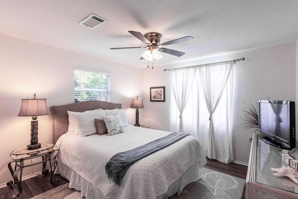 Your Tranquil Escape Is Found Directly On The Beach At The Serenity Beach Condo. Cayo Siesta Exterior foto